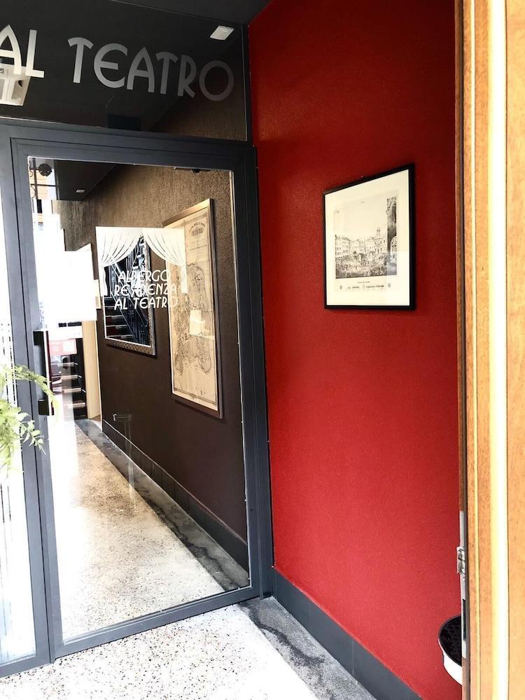 Albergo Residenza Al Teatro Udine Exterior foto